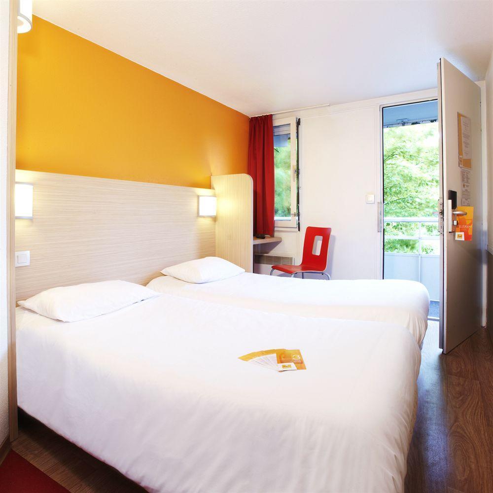 Premiere Classe Valenciennes Ouest Petite Foret Экстерьер фото
