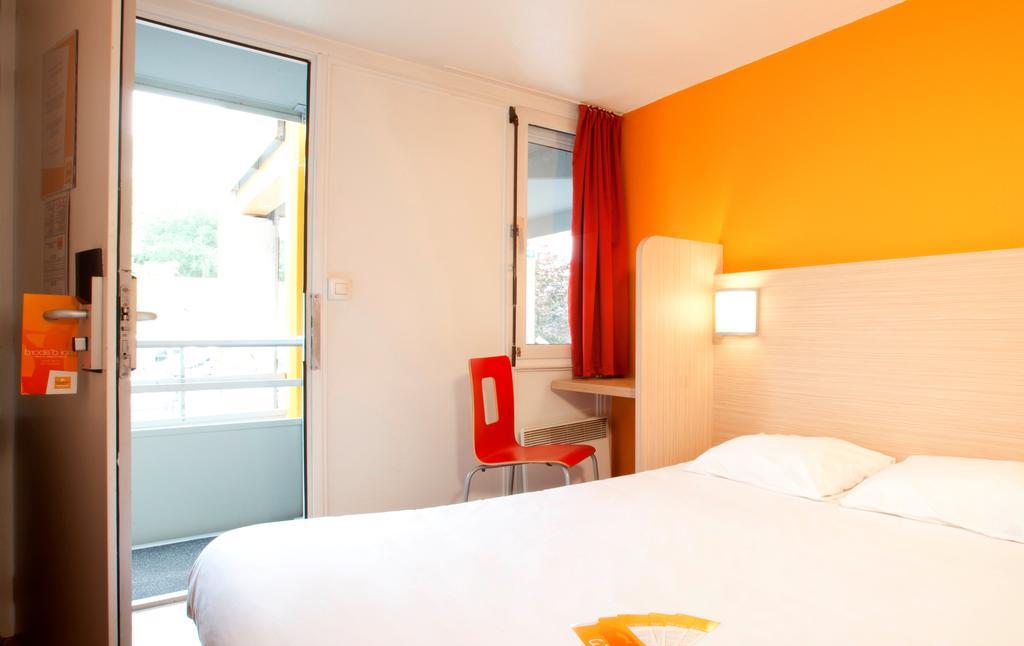 Premiere Classe Valenciennes Ouest Petite Foret Экстерьер фото