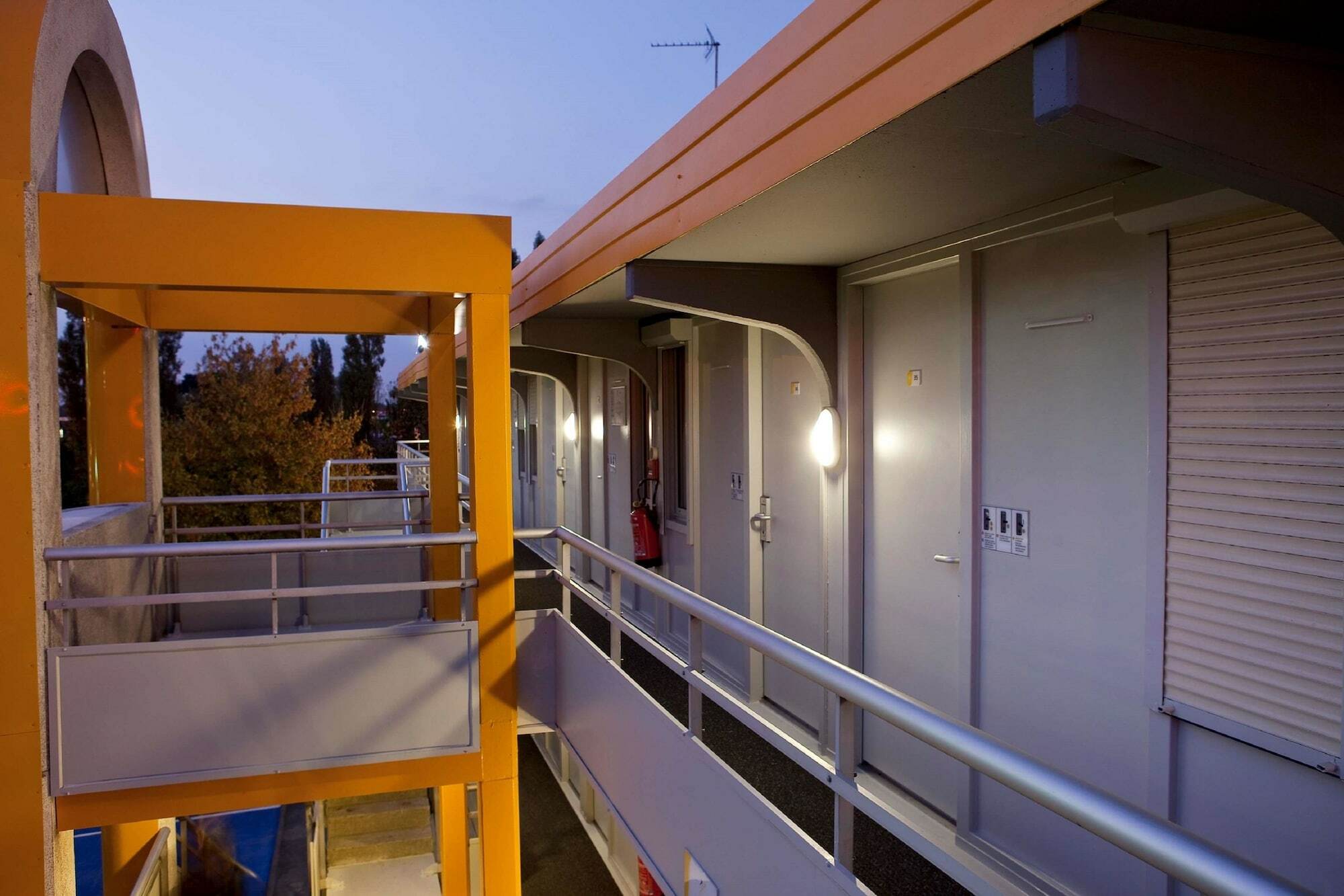 Premiere Classe Valenciennes Ouest Petite Foret Экстерьер фото