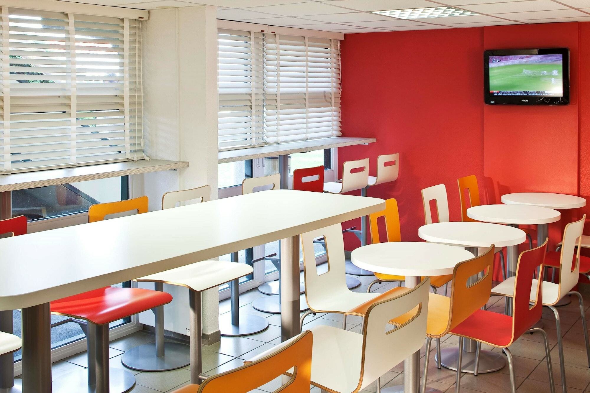 Premiere Classe Valenciennes Ouest Petite Foret Экстерьер фото